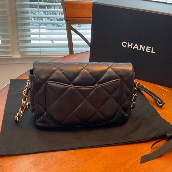 Chanel lambskin Black Quilted Crossbody with Gold Heart Accent AUTHENTIC - Picture 6 of 16